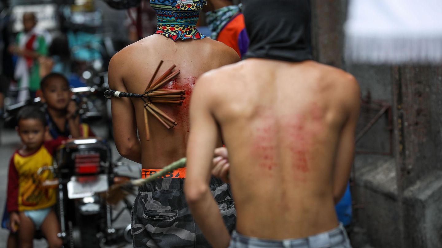  Penitentes se flagelan durante una procesión de Viernes Santo en Pasay, al sur de Manila (Filipinas). EFE