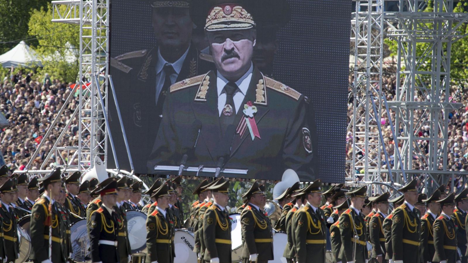 Foto: Una imagen del presidente Alexander Lukashenko es proyectada en una pantalla durante el Día de la Victoria en Minsk, el 9 de mayo de 2015. (Reuters)