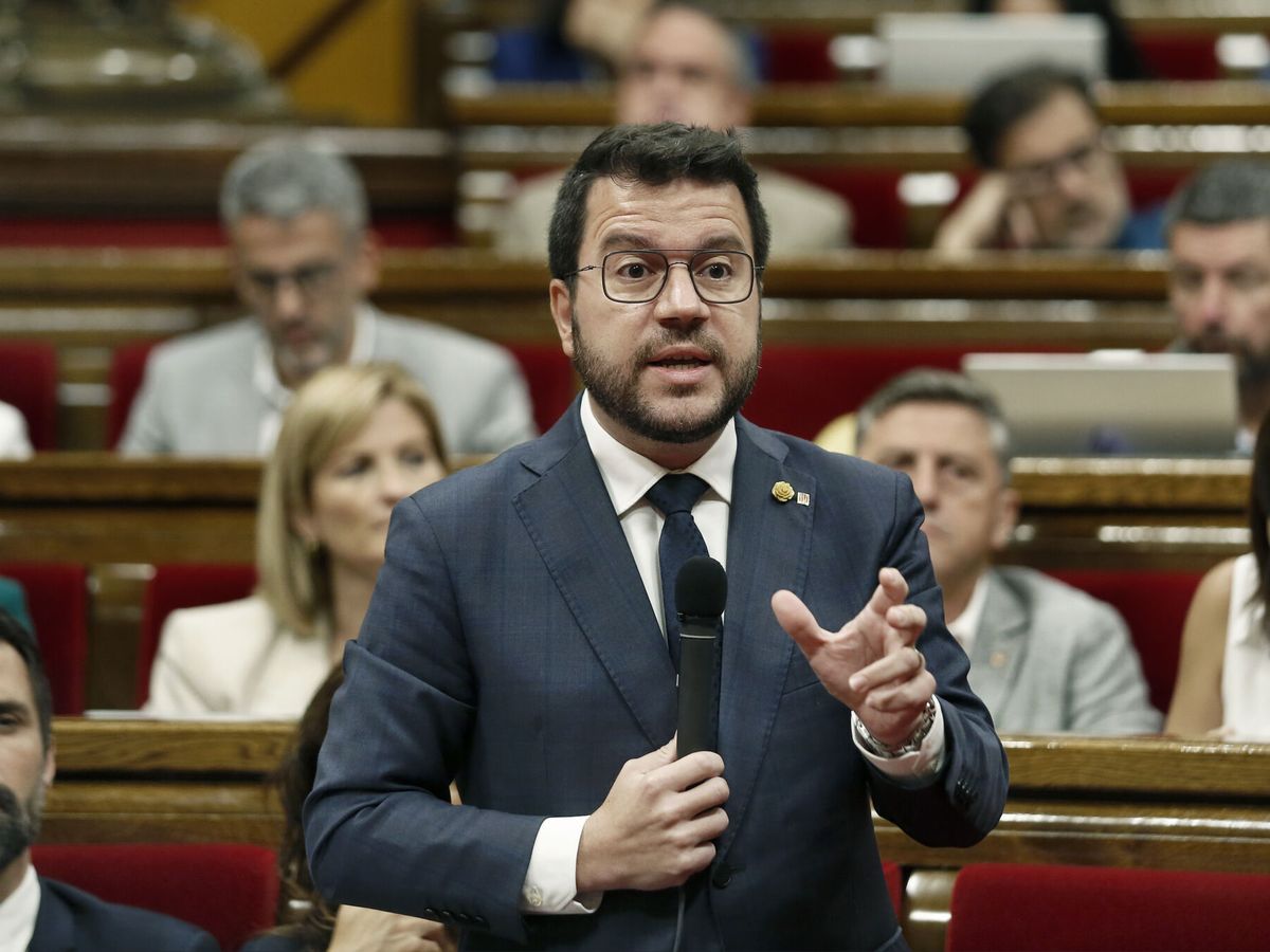 Foto: El presidente de la Generalitat, Pere Aragonès, en la sesión de control al Govern en el Parlament. (EFE/Andreu Dalmau)