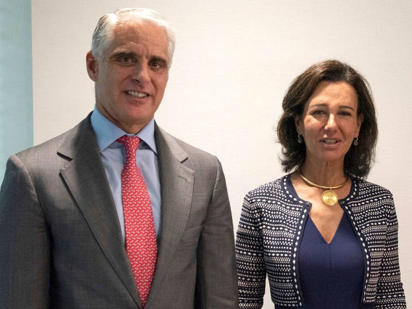 El financiero Andrea Orcel y Ana Botín, presidenta del Banco Santander. (EFE)