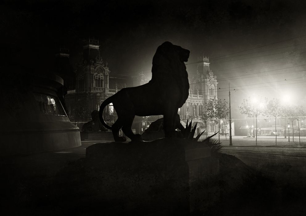 Foto: Josep Brangulí: vista nocturna del monumento a Cristóbal Colón, 1910-1919