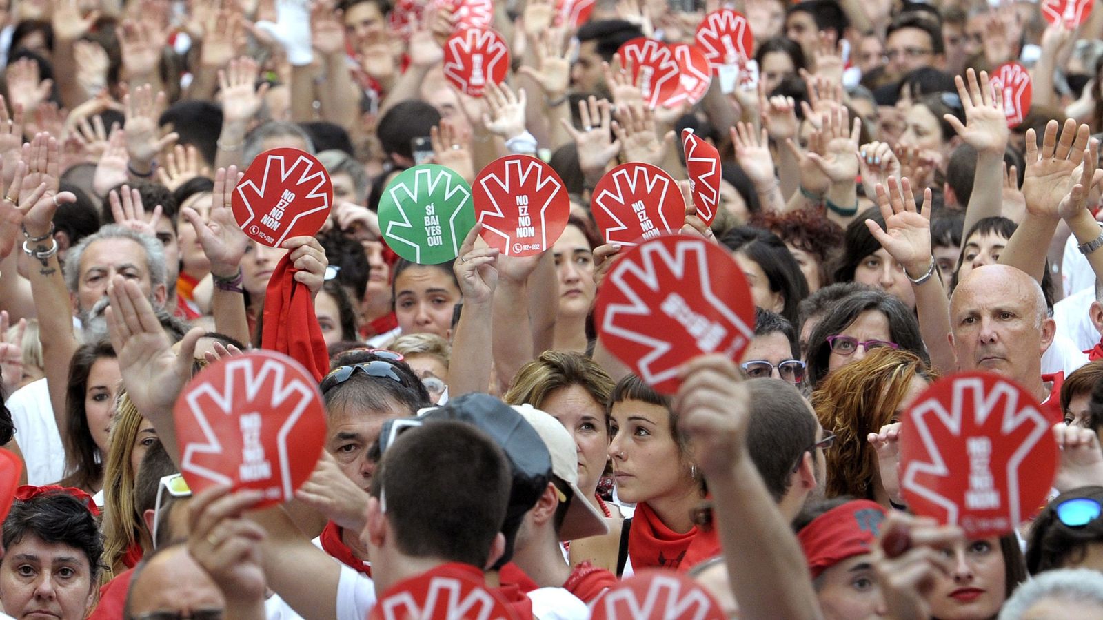 Foto: Concentración en repulsa por una agresión sexual en Pamplona durante los Sanfermines. (EFE)