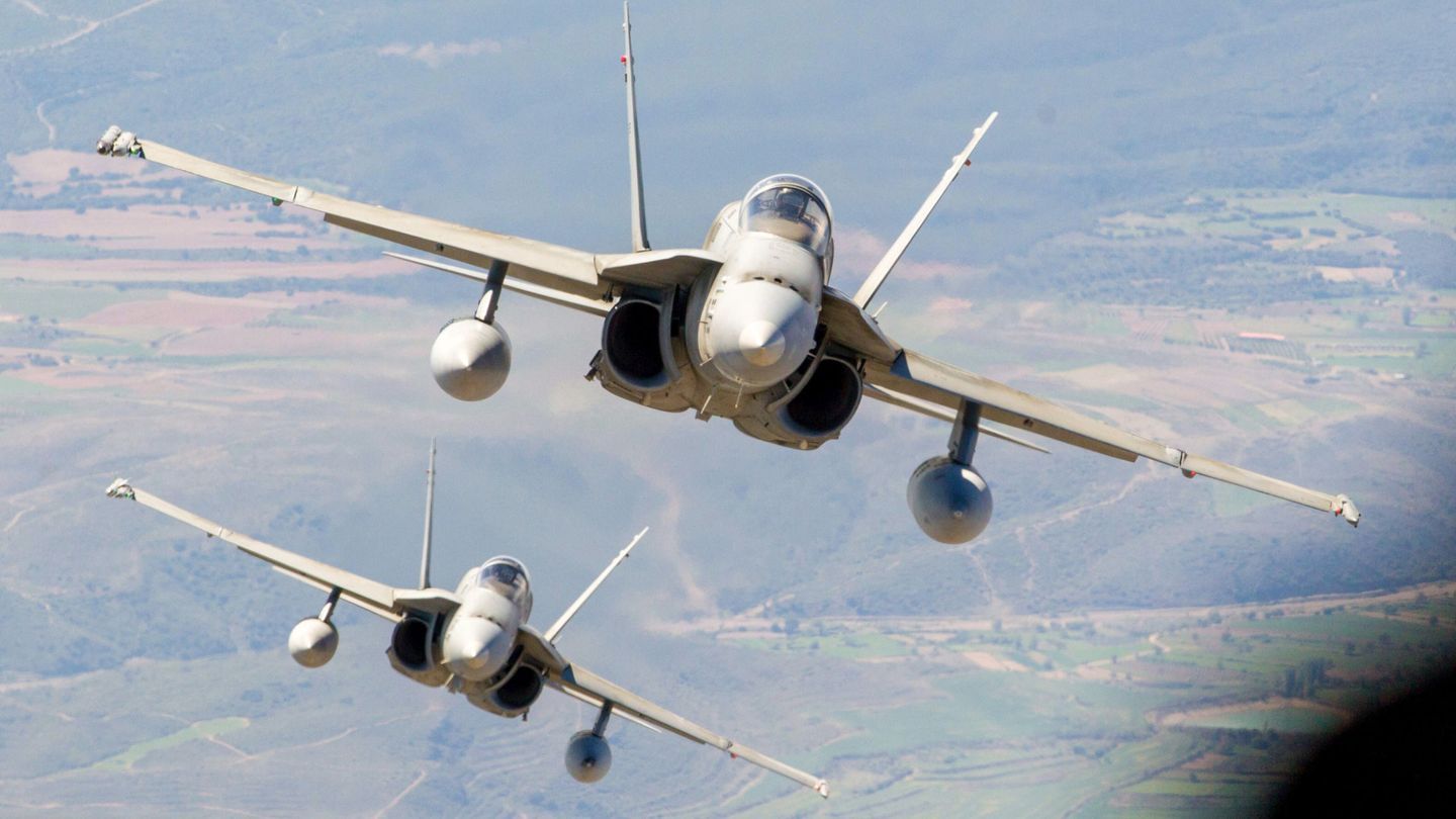 Dos aviones de combate F-18, pertenecientes al Ala 15 del Ejército del Aire salidos de la Base Aérea de Zaragoza con rumbo a Estonia.