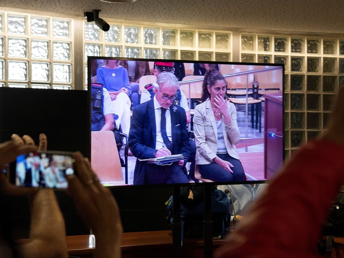 Foto:  Fernando Blanco (i) y Margarita Garau (d), en un monitor de la sala de prensa de la Audiencia de Lleida, durante el juicio. (EFE/Adrián Ropero)