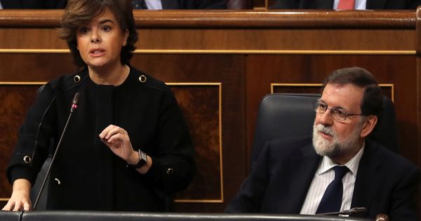 Foto: El presidente del Gobierno, Mariano Rajoy (i), y la vicepresidenta del Gobierno, Soraya Sáenz de Santamaría. (EFE)