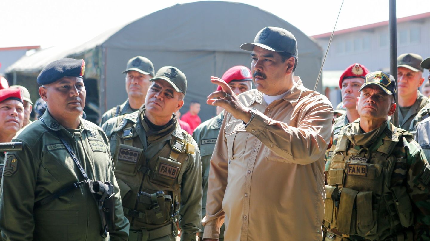 Fotografía cedida por Miraflores que muestra a Maduro mientras encabeza unas maniobras militares, en Caracas. (EFE)