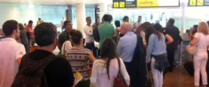 Tensión en el aeropuerto de Barcelona-El Prat por los retrasos y cancelaciones de Vueling