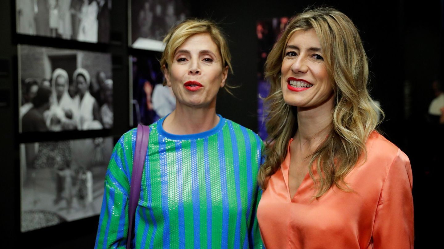 Begoña Gómez y Ágatha Ruiz de la Prada durante la inauguración de la exposición 'Las costuras femeninas de la moda de España'. (EFE)