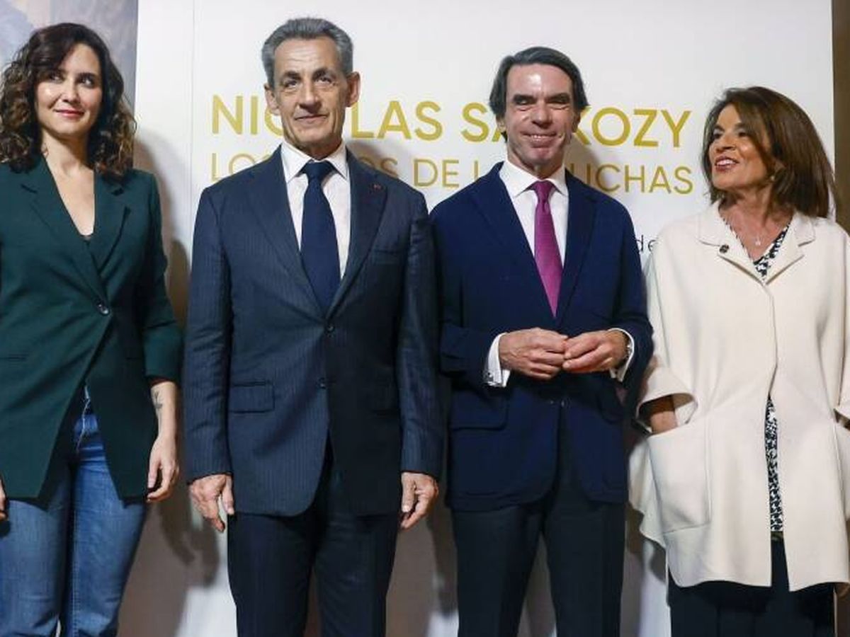 Foto: Isabel Díaz Ayuso, José María Aznar y Ana Botella, posando junto a Nicolas Sarkozy en la presentación de su libro. (EFE)