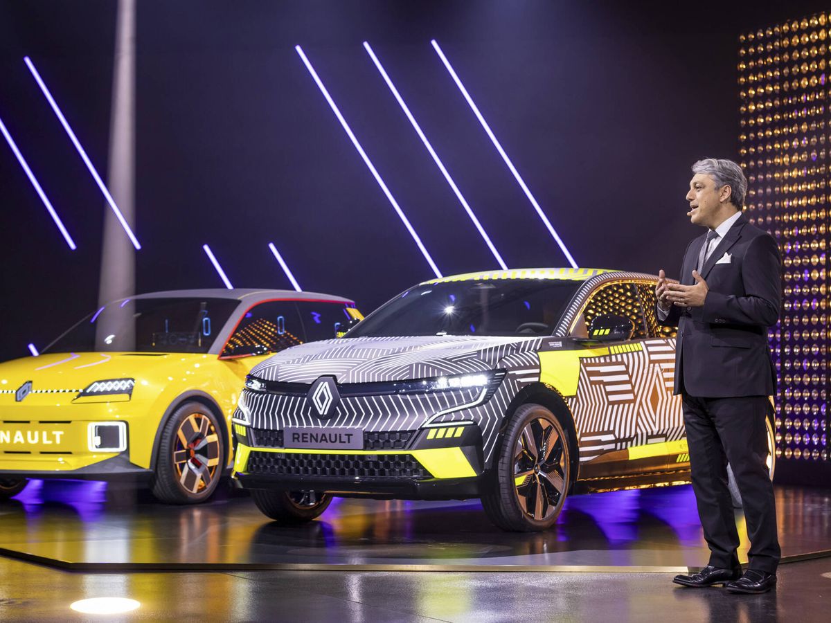 Foto: Luca de Meo, junto a los prototipos del Renault 5 y del Mégane E-Tech Electric.