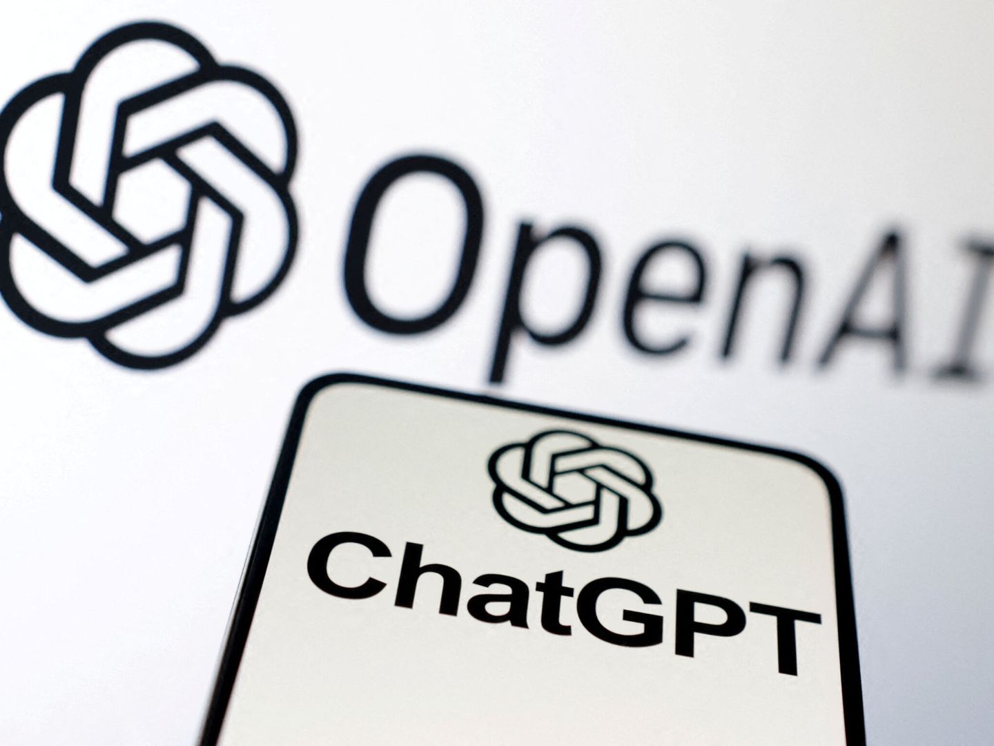 Logos de OpenAI y ChatGPT. (Reuters/Dado Ruvic)