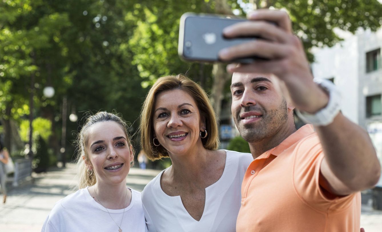 Unos viandantes interrumpen el paseo de la candidata por las calles de Granada para pedirle un 'selfie'.