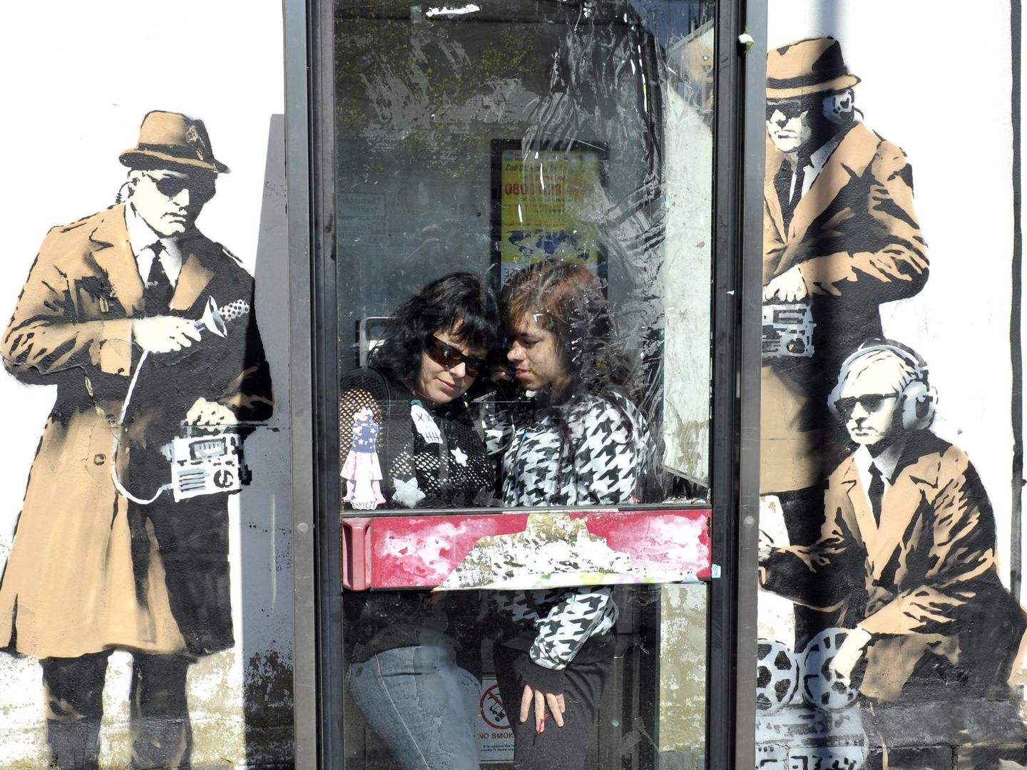 Atribuyen a banksy un mural callejero que representa el mundo del espionaje