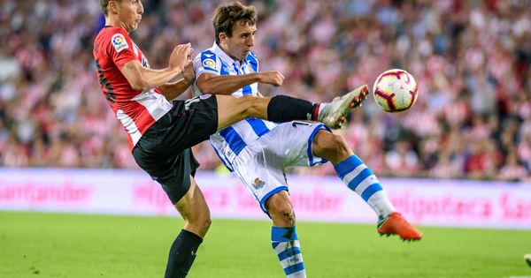 Foto: El jugador del Athletic de Bilbao Óscar De Marcos lucha un balón con el jugador de la Real Sociedad Mikel Oyarzabal. (EFE)