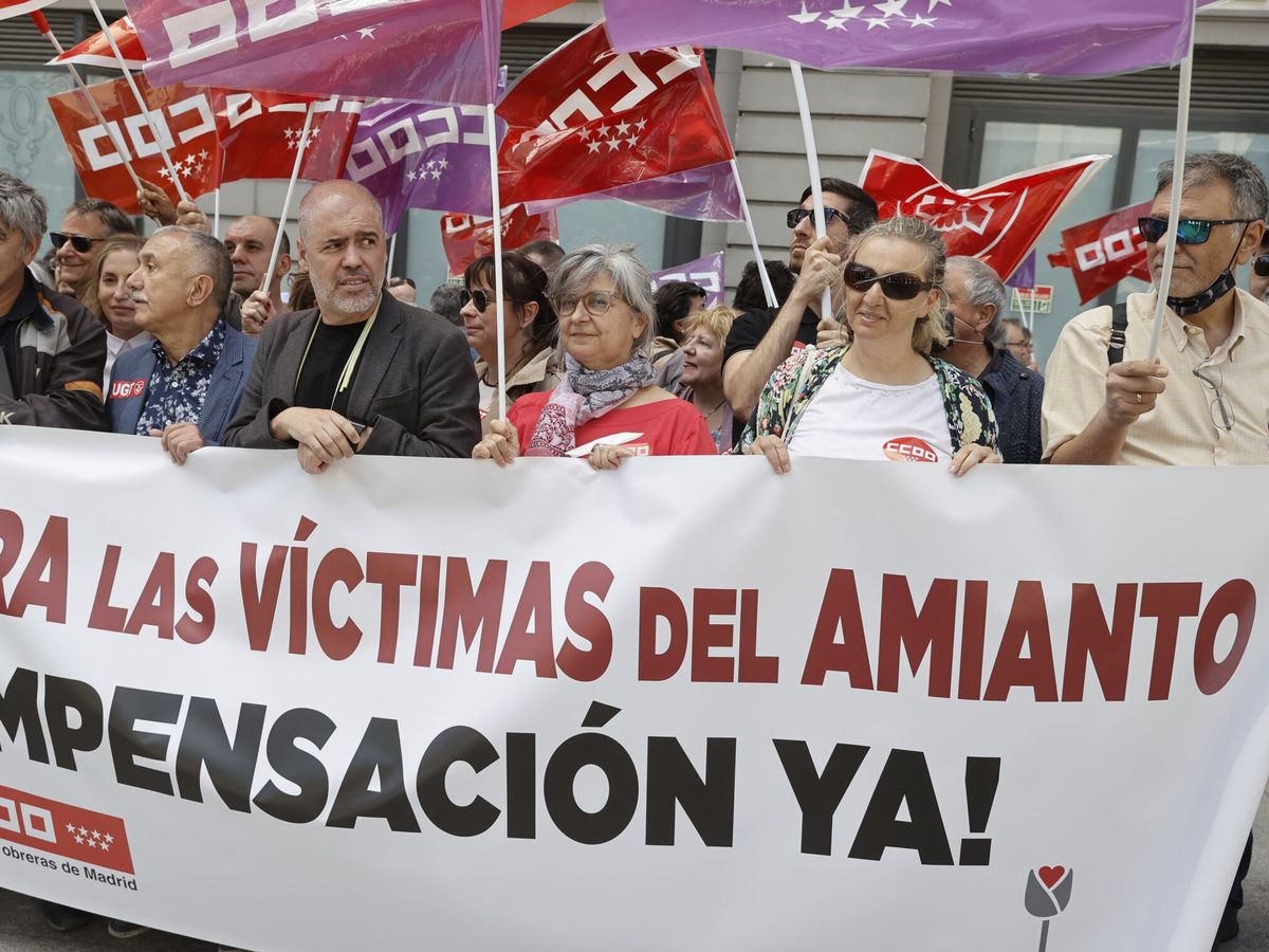 Foto: Concentración para reclamar el fondo de compensación del amianto. (EFE/Emilio Naranjo)