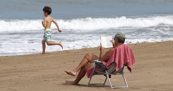 Foto: Un niño en una playa de Vizcaya. (EFE)