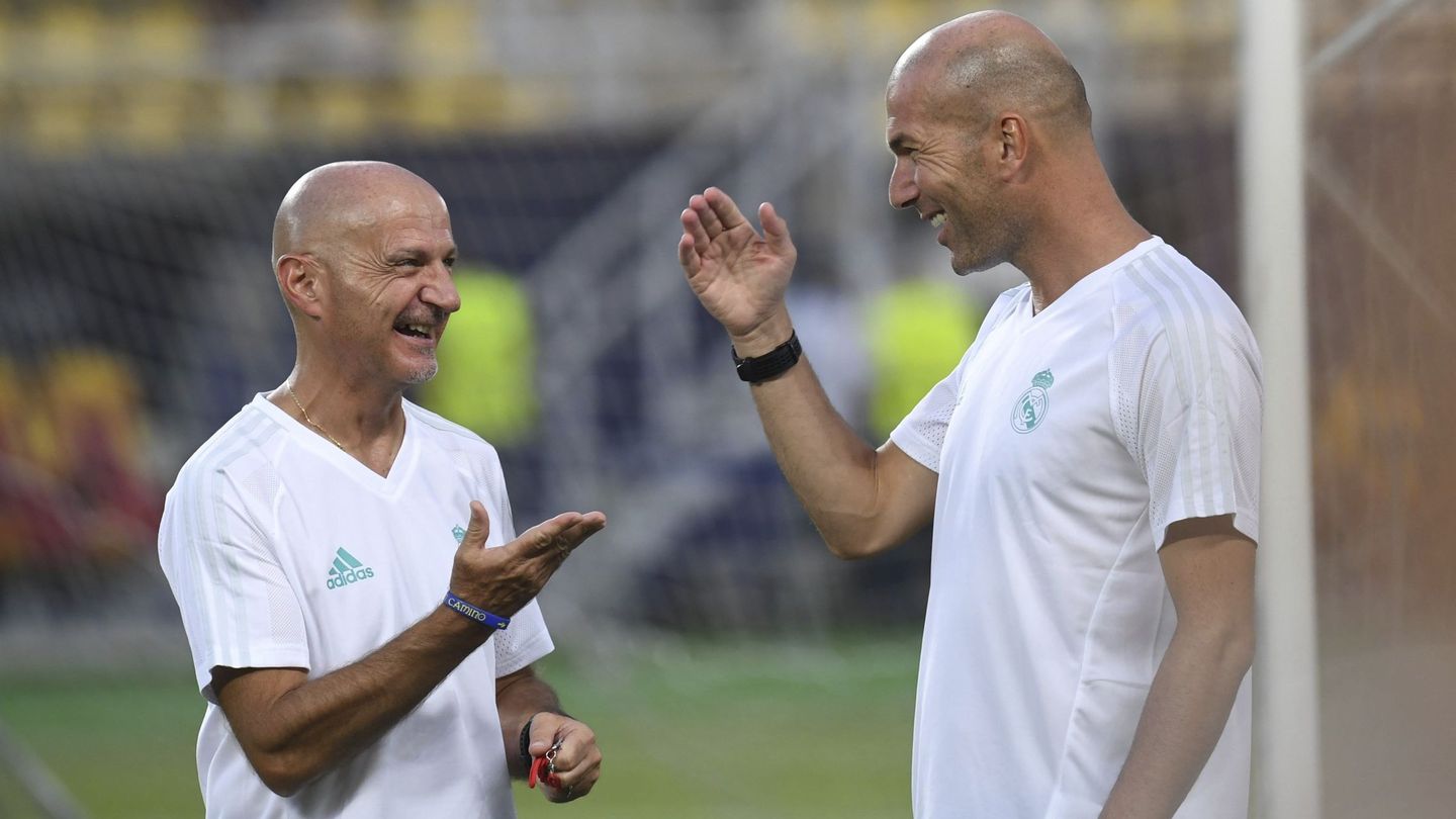 Antonio Pintus, junto a Zidane en su anterior etapa. (EFE/Georgi Licovski)