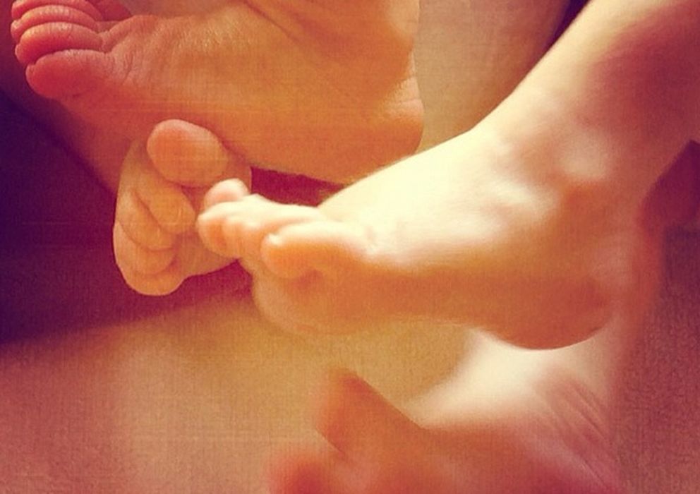 Foto: Fotografía de los pies de los bebés subida por Elsa Pataky en su perfil de Instagram (I.C.)
