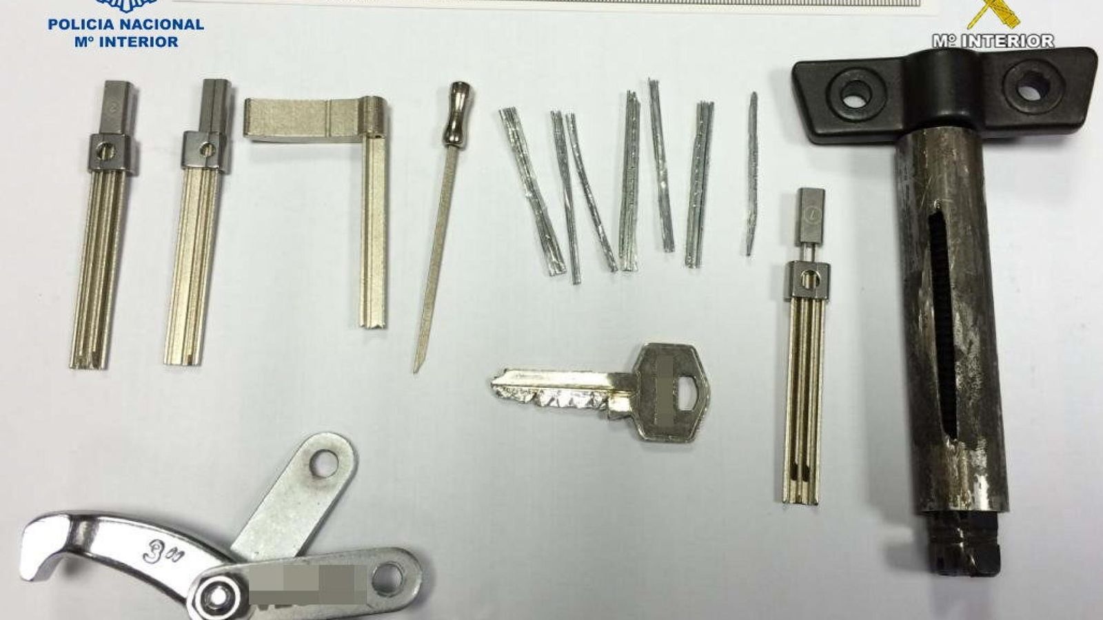 Foto: Los detenidos tenían todas las herramientas que componen el 'kit del atracador' para asaltar las viviendas. (EFE)