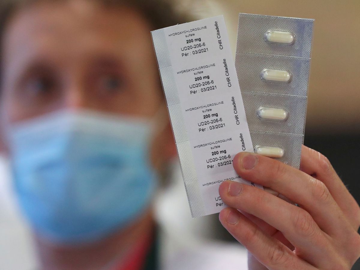 Foto: Un farmacéutico muestra dosis de hidroxicloroquina en Lieja, Bélgica (Reuters)
