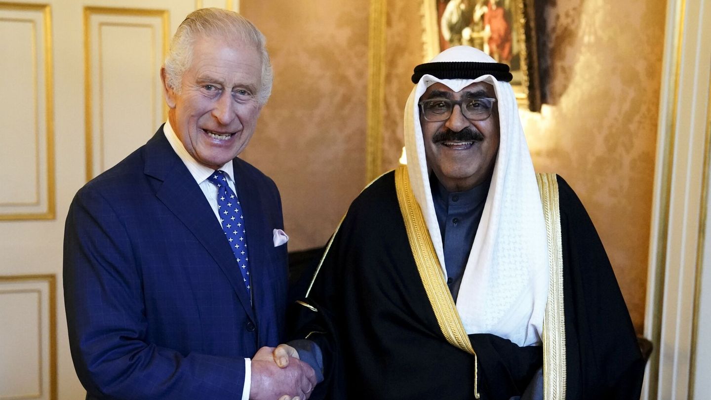 El nuevo emir junto al rey Carlos III. (Europa Press)
