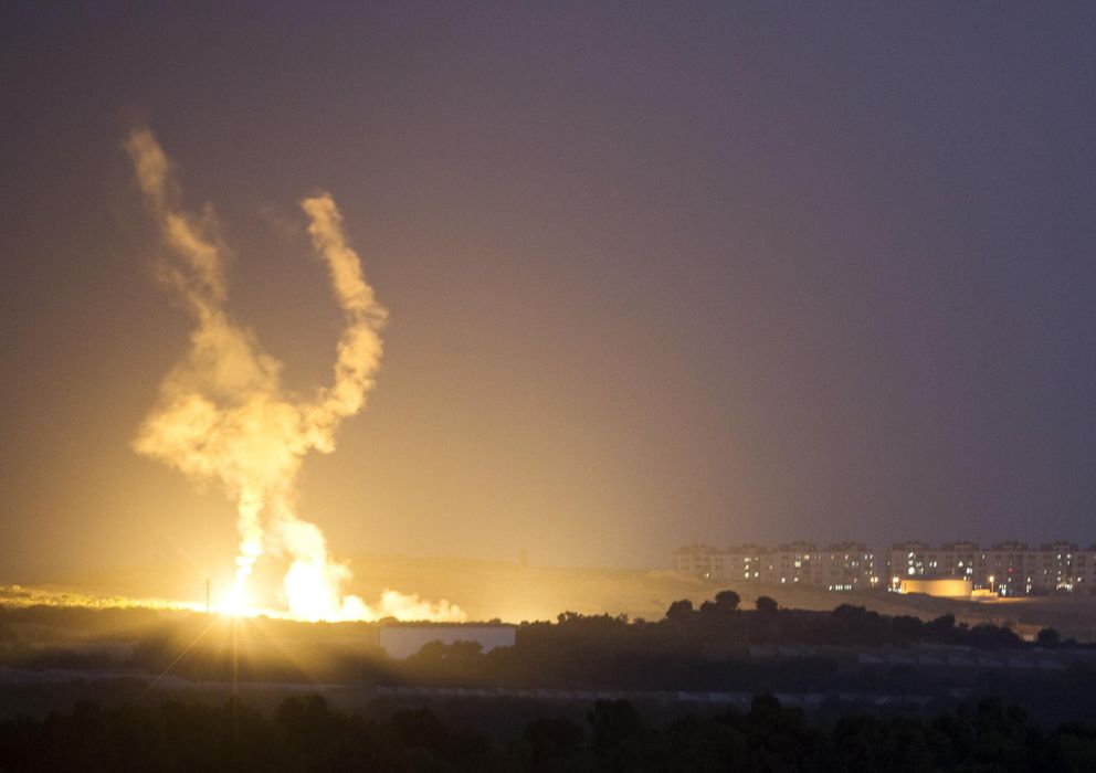 Foto: Un misil israelí impacta contra el norte de la Franja de Gaza el jueves 17 de julio de 2014 (Reuters).