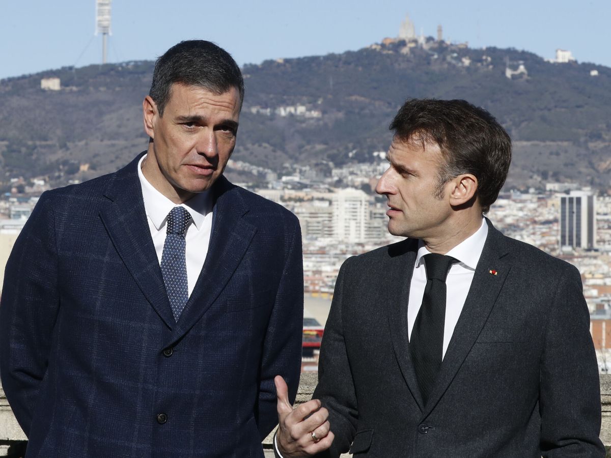 Foto: Pedro Sánchez y Emmanuel Macron durante la cumbre hispano-francesa. (EFE)