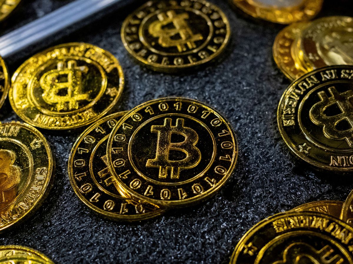 Foto: Representación de bitcoins. (Reuters/Marco Bello)