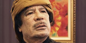 Una hamburguesa, el capricho de Gadafi en plena operación de cirugía estética en un búnker