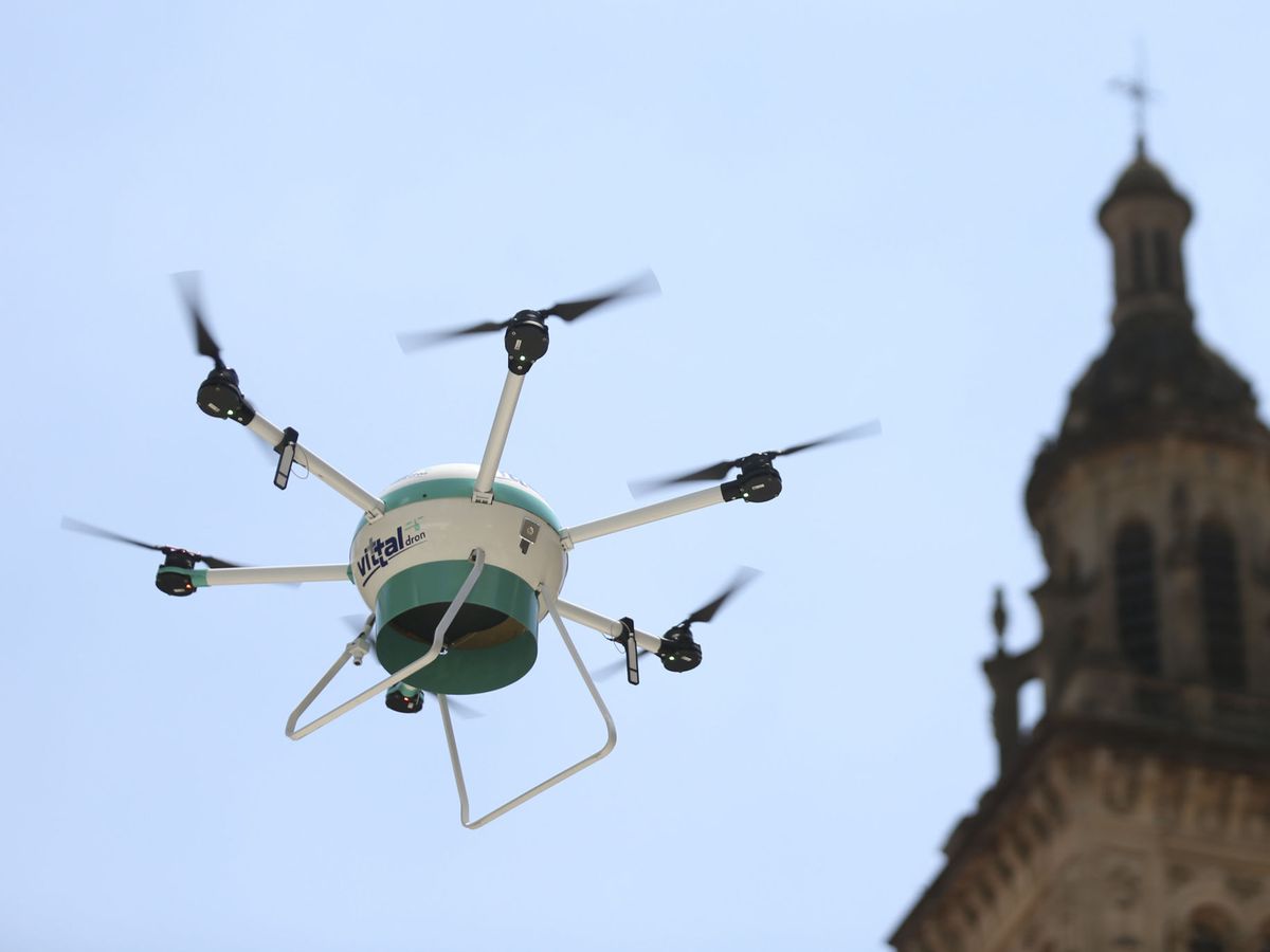 Pesquisadores na França estudam uso de drones para agilizar a entrega de desfibriladores em emergências