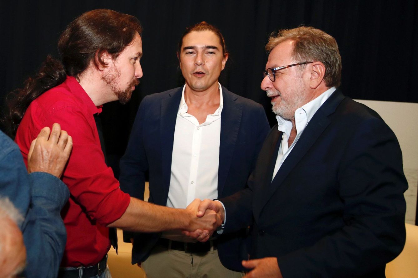 Pablo Iglesias (i) saluda a Juan Luis Cebrián (d) junto al autor, Daniel Serrano. (EFE)