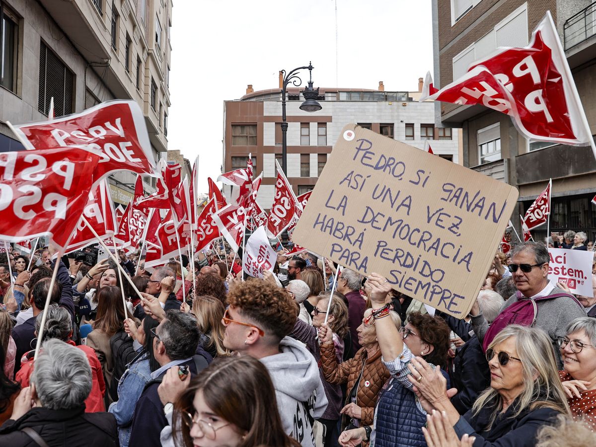 Foto: Manifestantes en Valencia a favor de Sánchez. (EFE/Manuel Bruque) 