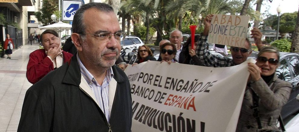 Varias personas, afectadas por las preferentes, protestan ante Roberto López-Abad en Alicante, en 2012. (Efe)