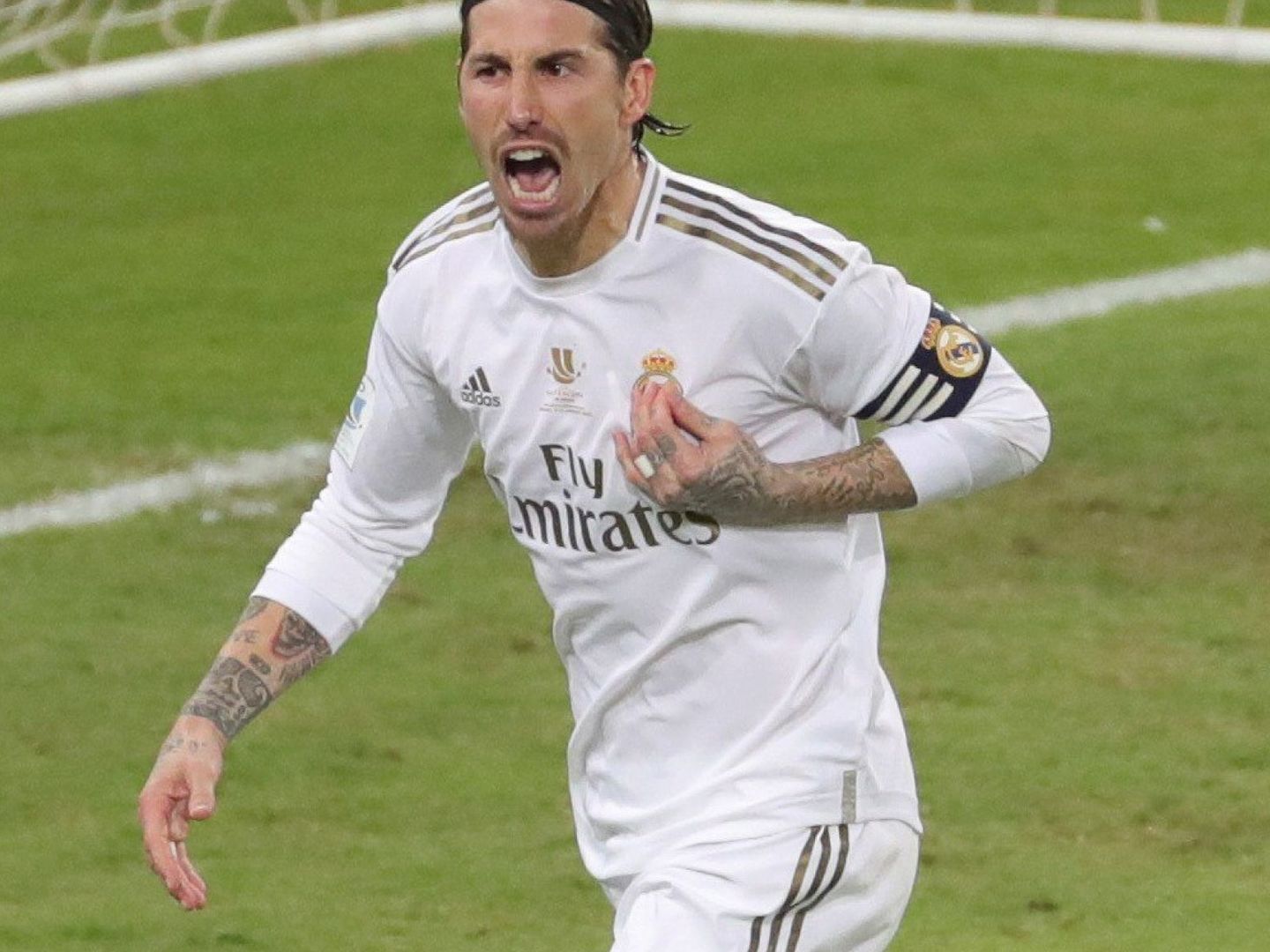 Ramos celebra el penalti que le dio la victoria a su equipo ante el Atlético en la Supercopa (Efe).