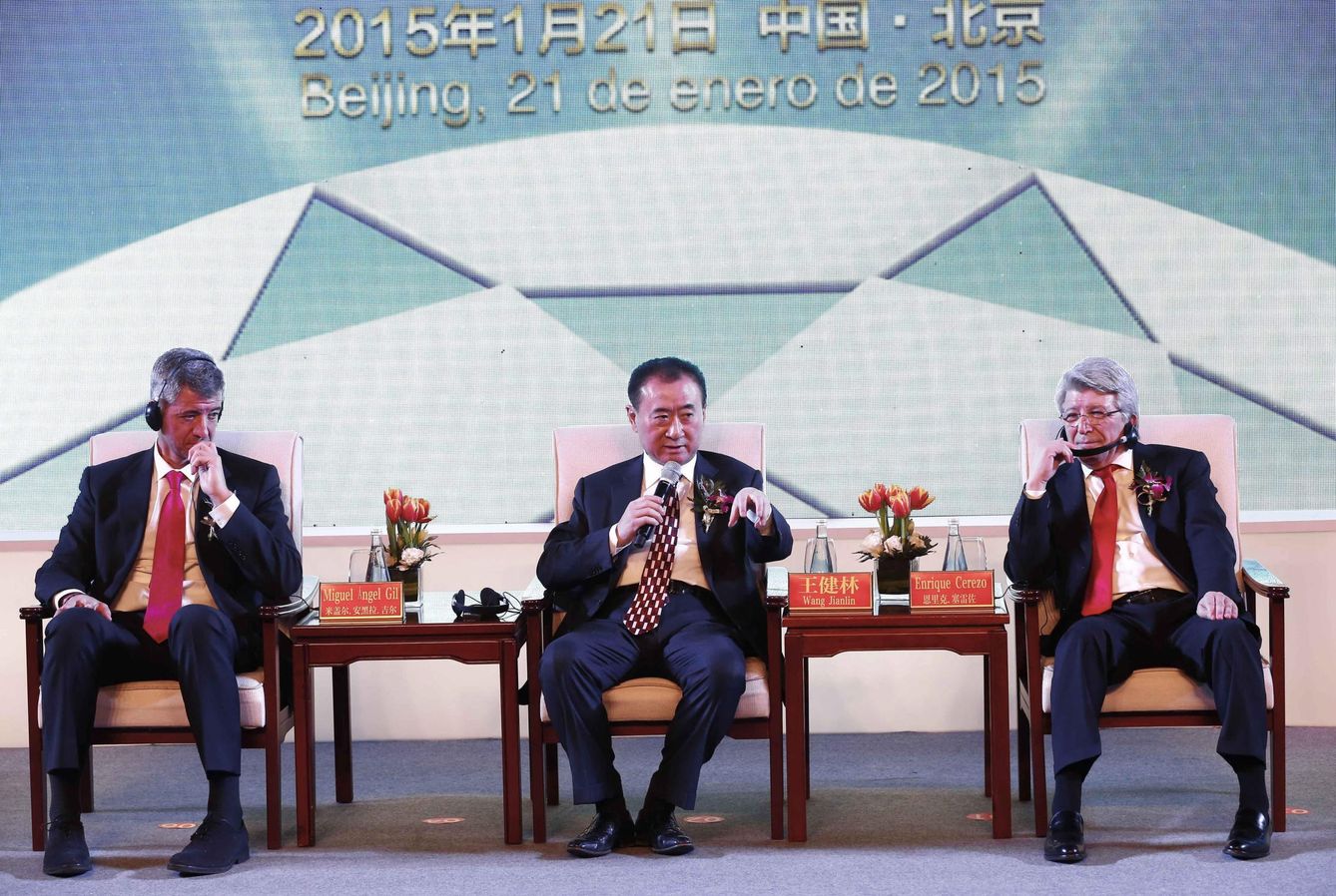 Wang Jianlin, junto a Gil Marín y Cerezo, en una rueda de prensa en Pekín. (EFE)