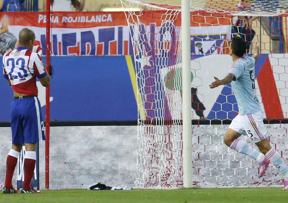 Foto: Miranda se lamenta tras el primer gol del Celta en el Calderón.