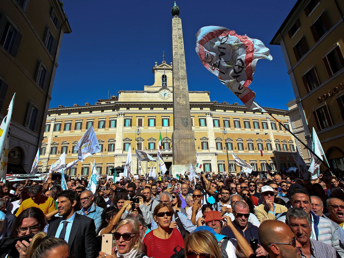 Partidarios del Movimiento 5 Estrellas protestan frente al Palacio de Gobierno en Roma, en octubre de 2017, cuando el partido aún estaba en la oposición. (Reuters)