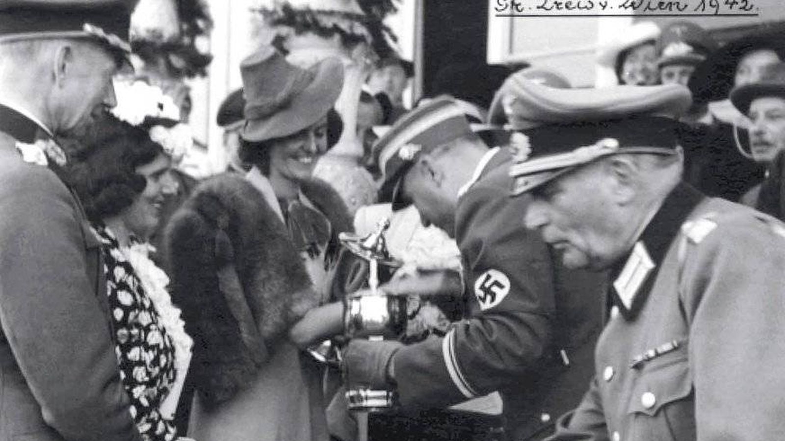 Foto: La condesa Margit von Tyssen (von Batthyany tras su boda) recibe un trofeo de manos de un jerarca nazi en la Hípica de Viena en 1942.