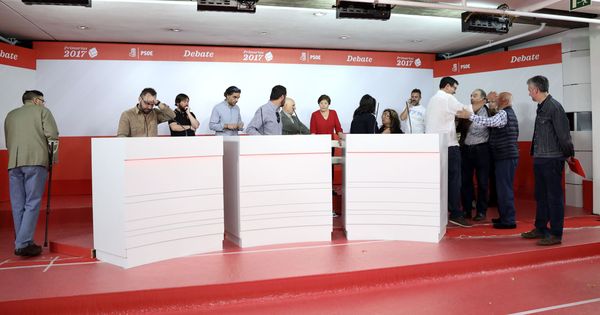 Foto: Los equipos de los tres candidatos visitan la sala Ramón Rubial de Ferraz, reconvertida en plató del debate, este 14 de mayo. (Eva Ercolanese | PSOE)