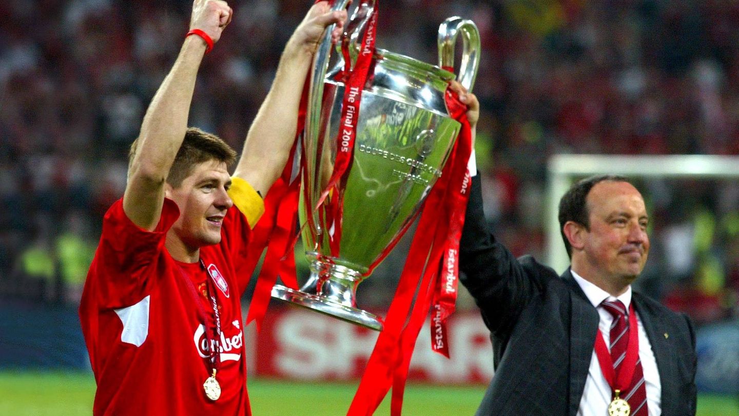 Steven Gerrard y Rafa Benítez tras ganar la Champions 2004/2005. (imago/Colorsport/Fussball Herren).