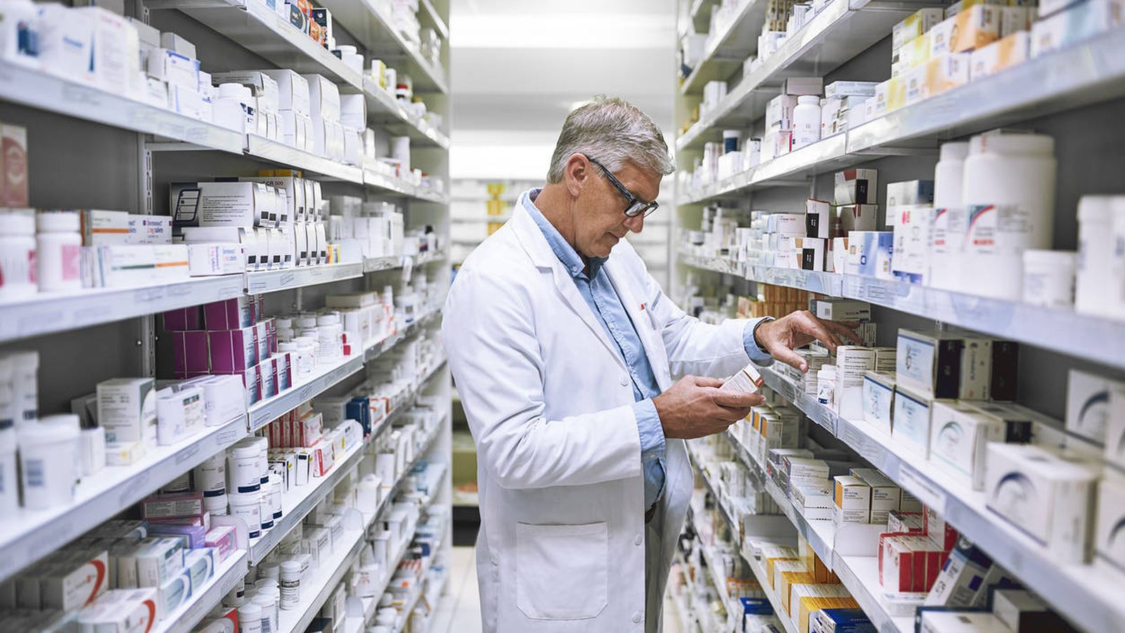 Foto: Un médico, en una farmacia. (iStock)