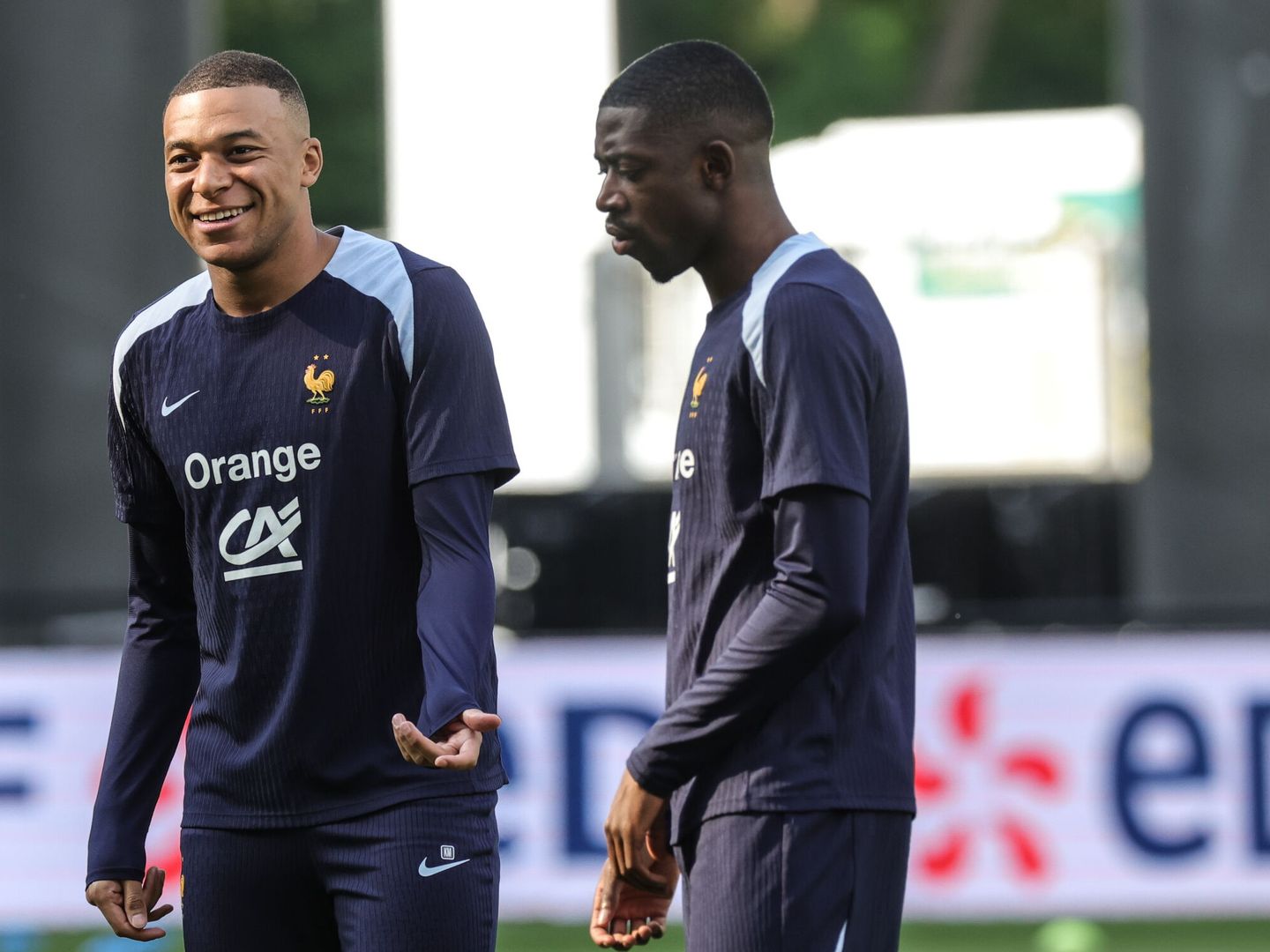 Mbappé junto a Dembélé en un entrenamiento de la Selección de Francia. (EFE/EPA/Teresa Suárez) 