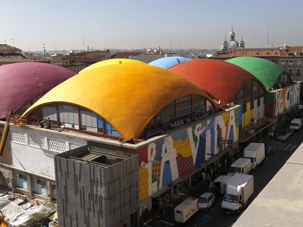 Foto: Mercado de la Cebada, uno de los edificios más emblemáticos del barrio madrileño de Latina. (Fernando Alvarado/EFE)