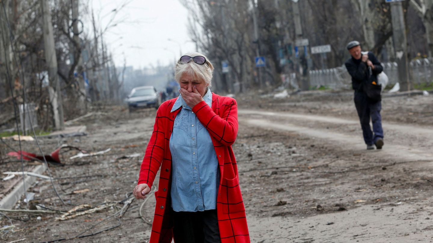 Una mujer camina por la ciudad destruida de Mariúpol. (Reuters / Alexander Ermochenko)