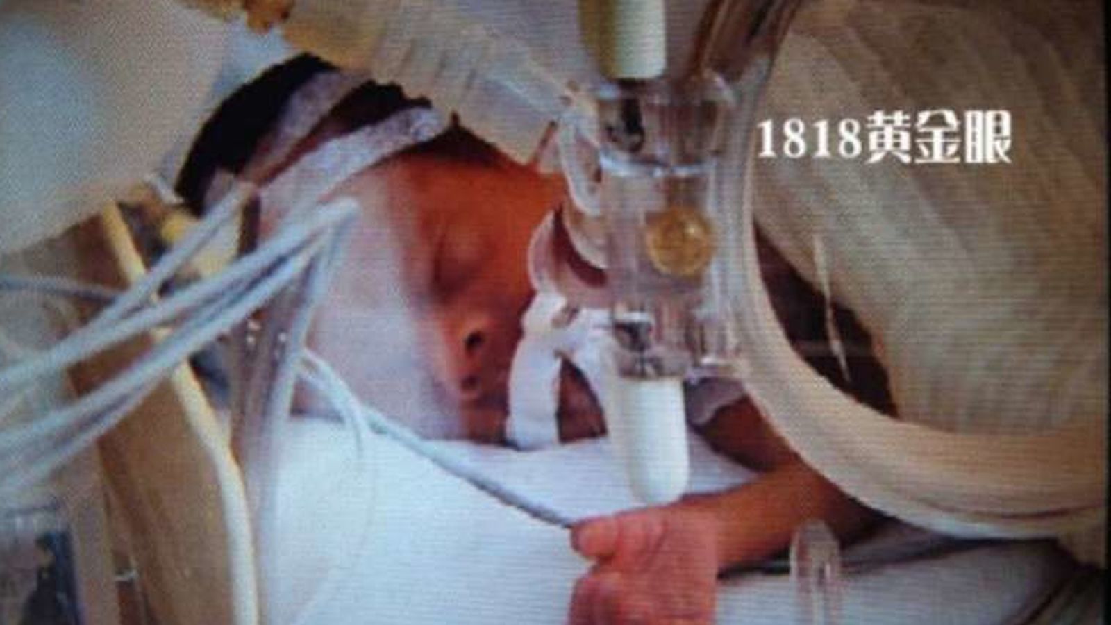 Foto: Imagen del bebé que revivió minutos antes de ser incinerado (Weibo)