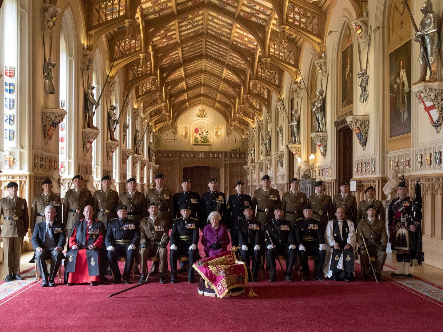 La reina Isabel II y el Royal Tank Regiment en la emblemática sala. (Getty)