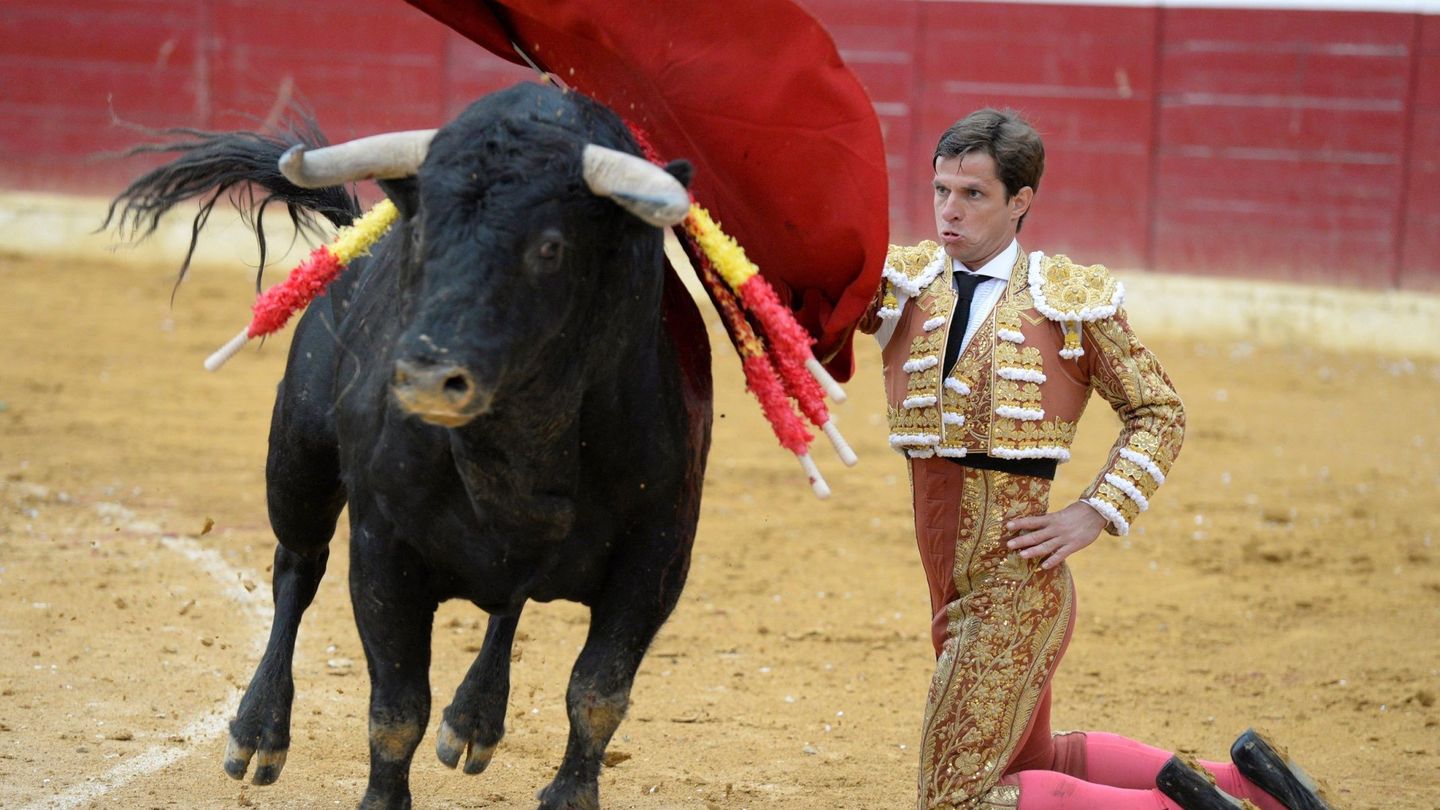 El Juli da un pase con la muleta a un toro en la Feria de la Albahaca de Huesca. (EFE) 