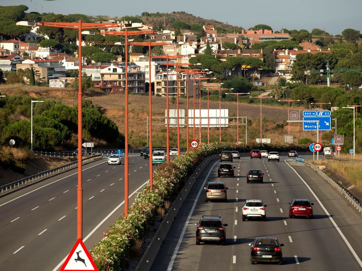 Foto: Dejar el carril derecho vacío es algo habitual en España (EFE/Enric Fontcuberta)