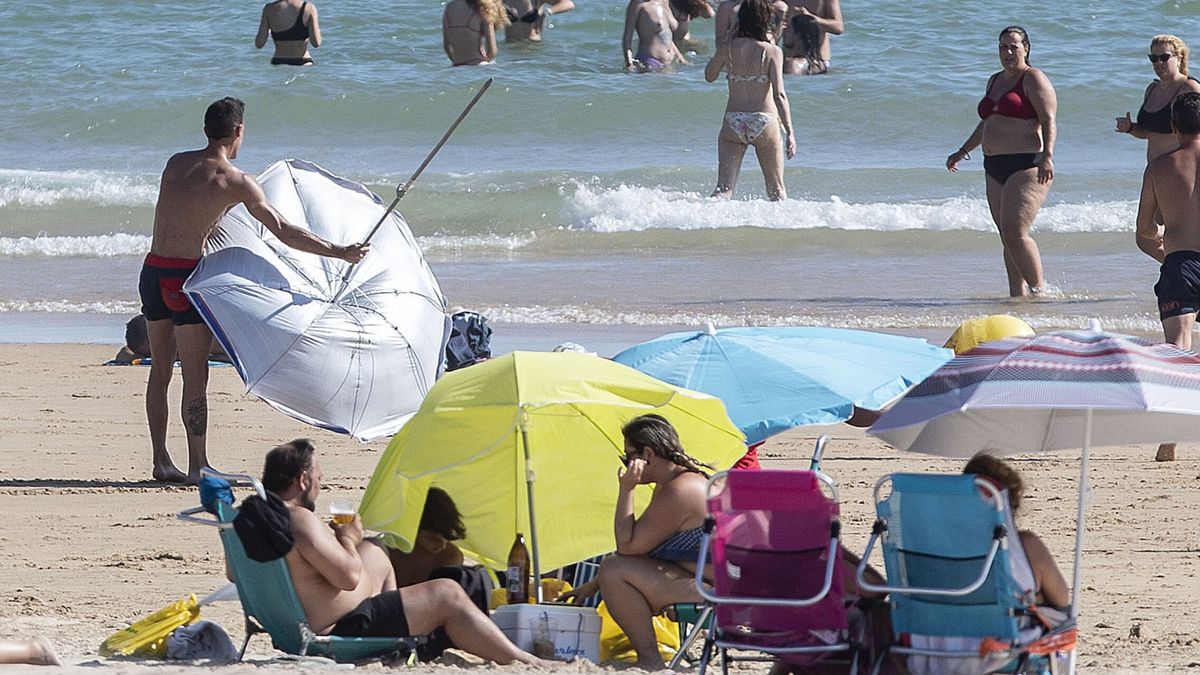 Un 'tiktoker' pone sintonía a la imagen más típica entre sombrillas que se da en las playas de Cádiz