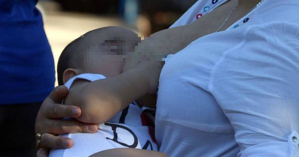 Foto: Una mujer da el pecho a su bebé. (EFE)
